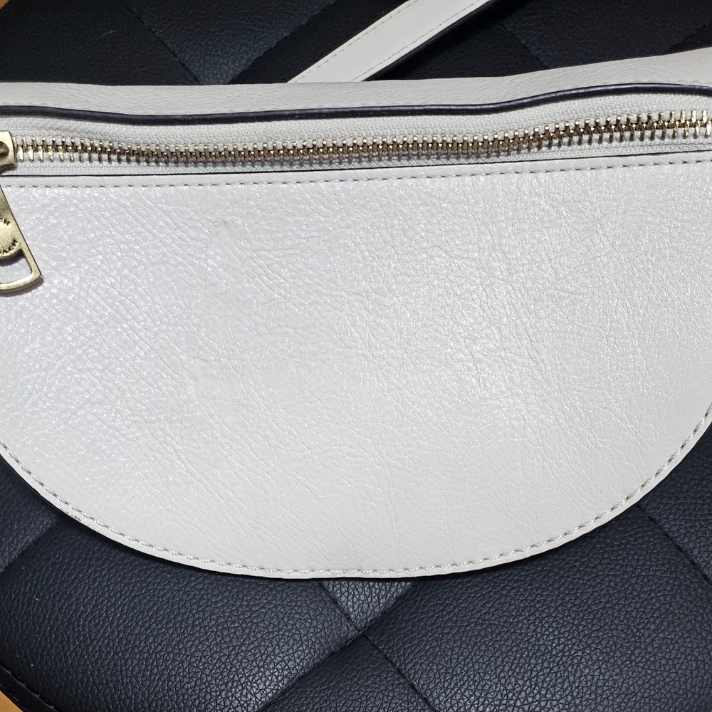 Euc!! Coach Leather Bum Bag - image 3